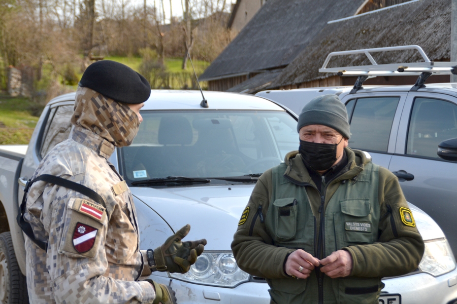 Zemessargs, kaprālis Raitis Ločmelis (no kreisās) sarunā ar VVD Zemgales reģionālās vides pārvaldes Kontroles daļas resursu kontroles sektora vadītāju Juriju Skribānu pārrunā pārbaužu plānu.
Autors: Kaspars Kalējs