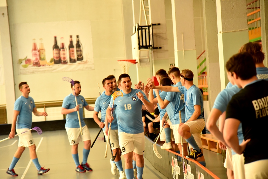 Jāni Akmentiņu (18. numurs) komandas biedri sveic ar vārtu guvumu.
Autors: Uldis Varnevičs