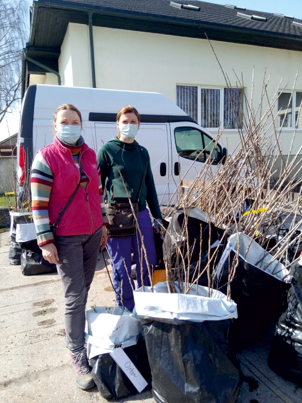 Augļu koku un ogulāju stādus Iecavā tirgoja stādu audzētājas no Dobeles māsas Ieva un Evija Kolosovas.
Autors: Anita Moora-Tropa