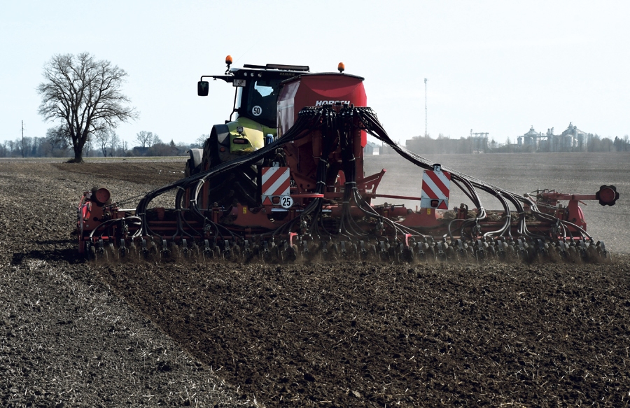 «Mālnieku» laukos rapši pārziemojuši labi, situācija ar ziemas kviešiem ir bēdīgāka. Lēmumu par piesēšanām vai pārsēšanām U. Slakteris vēl nav pieņēmis. Pagaidām prioritāri ir noslēgt vasarāju un pupu sēju, kas sākta 12. aprīlī.
Autors: Ivars Bogdanovs
