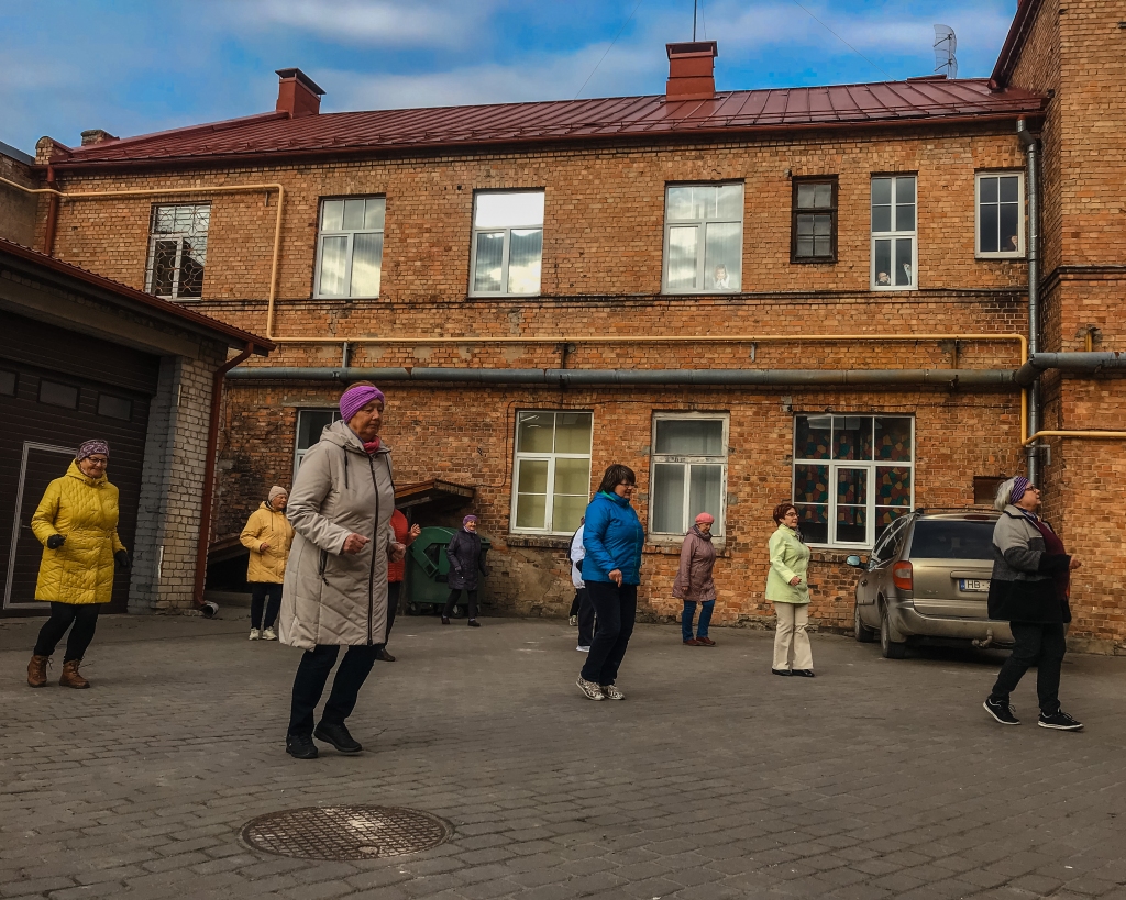 Bauskas kultūras centra pagalmā deju soļus atkārto  Eiropas deju kopas «Vēlreiz» dāmas.
Autors: Publicitātes foto.