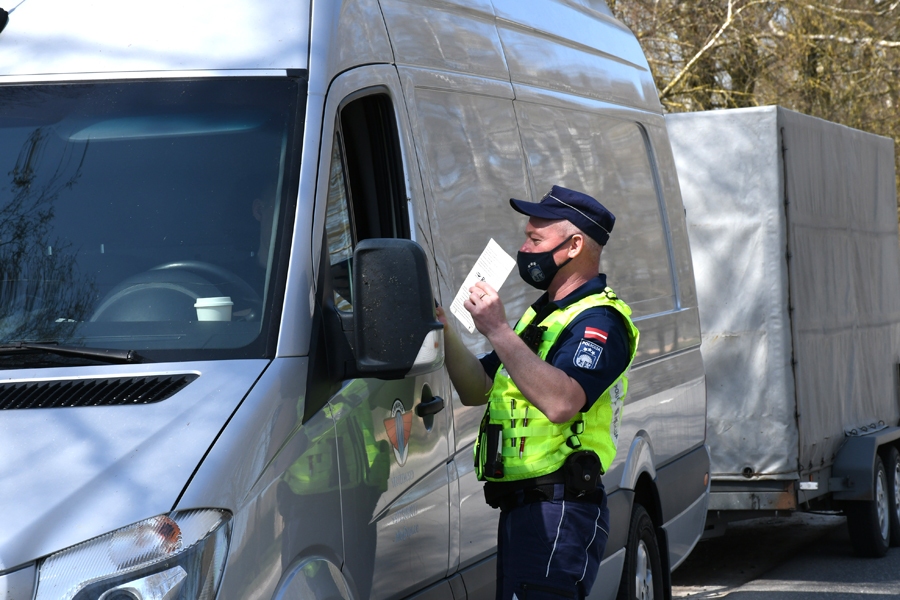 Satiksmes uzraudzības rotas jaunākais inspektors Dzintars Zunda paņem Igaunijas pilsoņa dokumentus pārbaudei pēc ātruma pārsniegšanas apdzīvotā vietā.
Autors: Ivars Bogdanovs