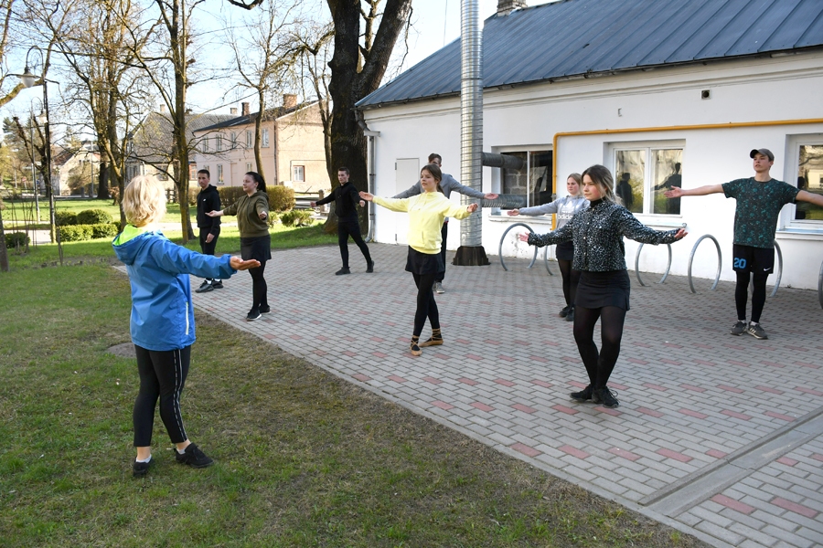 Bauskas bērnu un jauniešu centra deju kolektīvs «Mēmelīte» mēģinājumos ārpus telpām strādā no 7. aprīļa, ievērojot epidemioloģiskās drošības noteikumus.
Autors: Ivars Bogdanovs
