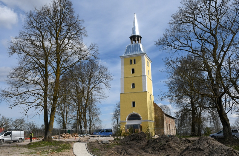 Mežotnes baznīcas galerijas apakšdaļa ir veidota no astoņstūra formas, un diametrā augšā skatu laukums būs 2,5 metri. Visu Mežotnes apkārtni un Zemgales laukus varēs redzēt no 27 metru augstuma.
Autors: Ivars Bogdanovs
