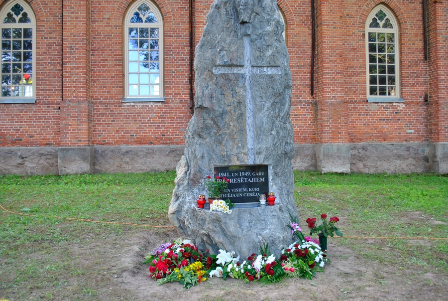 Pie Budbergas Sv. Pāvila baznīcas atklātais piemineklis represētajiem.
Autors: no «Bauskas Dzīves» arhīva.