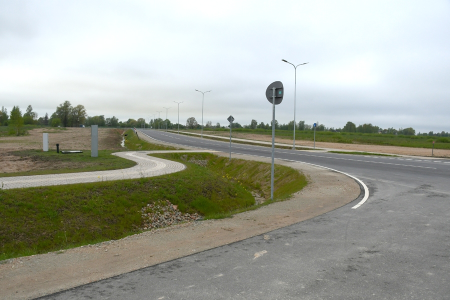 Bauskas Lidlauka ielas apkārtne jeb Industriālais parks būs lielākais izaicinājums apvienotā novada domei – ieguldīti vairāki miljoni eiro, bet atdeve pagaidām ir teorētiska, turklāt potenciālie investori prasa jaunus papildu ieguldījumus. Tas noteikti būs finansiāli visvairāk prasīgais uzņēmējdarbības atbalsta projekts tuvākajā nākotnē.
Autors: Ivars Bogdanovs