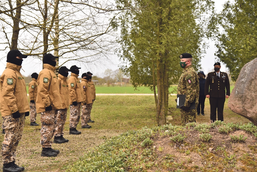 Bauskas novada jaunsargi nodeva svinīgo solījumu pie ģenerāļa Krišjāņa Berķa piemiņas vietas.
Autors: Uldis Varnevičs