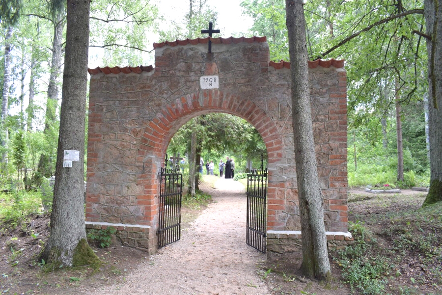 Izvadīt aizgājēju pa Zemes vārtiem jebkādās situācijās nepieciešams cieņpilni.
Autors: no «Bauskas Dzīves» arhīva.
