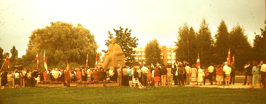 Atmodas laika mītiņš Bauskā, Uzvaras ielā, 1989. gadā pie toreizējā Ļeņina pieminekļa.
Autors: no Bauskas muzeja krājuma.
