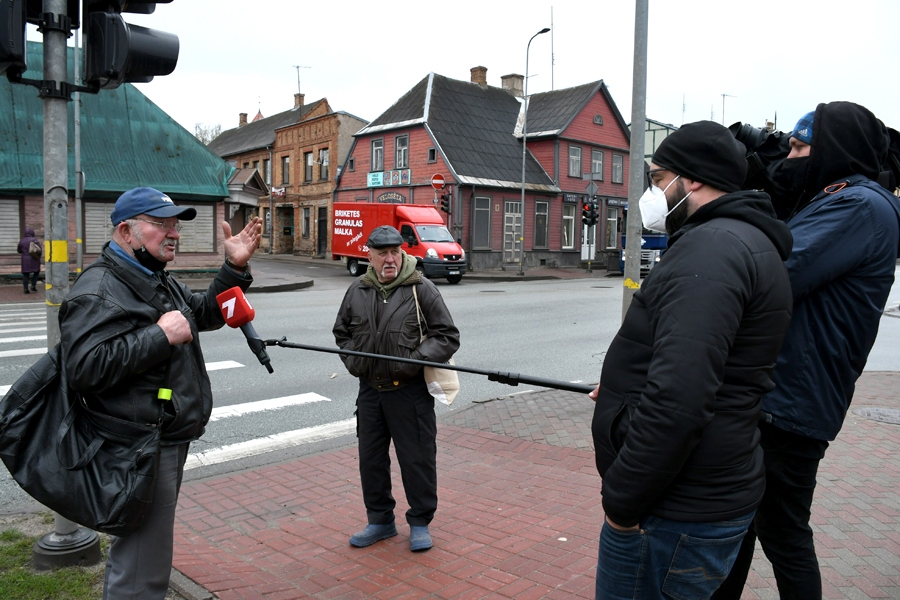 Latvijas Televīzijas žurnālists Ģirts Zvirbulis (no labās) centās izzināt Bauskas iedzīvotāju viedokļus par apvienoto novadu un pašreizējo situāciju.
Autors: Ivars Bogdanovs