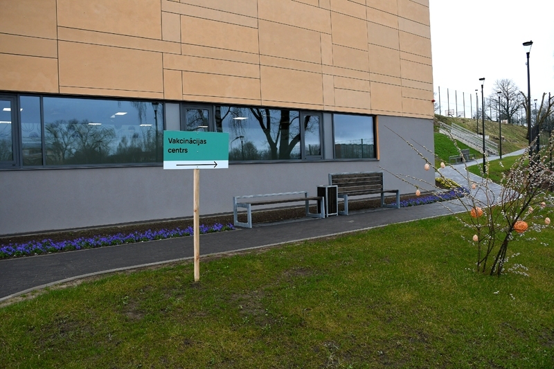 Bauskas sporta hallē ierīkotajā vakcinācijas centrā iedzīvotāju potēšanu paredzēts sākt 7.maijā.
Autors: no 