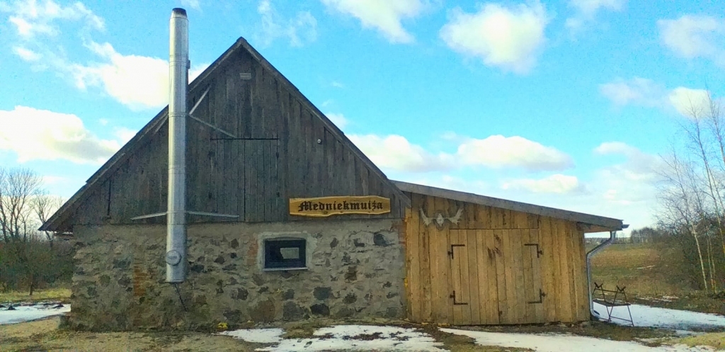 Biedrība «Vecsaules pagasta mednieku klubs» vēlas ierīkot vietu, kur kopīgi pavadīt laiku un baudīt atpūtu pie dabas.
Autors: No albuma.