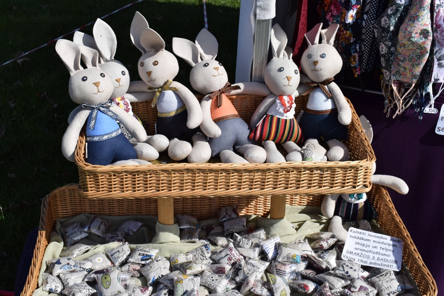 Auduma rotaļlietas bija lielisks akcents tekstilizstrādājumu stendā, taču vislielāko piekrišanu izpelnījās sejas aizsargmaskas.
Autors: Žanna Zālīte