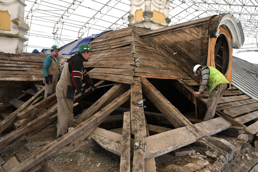 Koka konstrukcijas novērtē meistari Sandis Puķīte (no kreisās), Aivars Krekovskis un Kārlis Innuss.
Autors: Ivars Bogdanovs