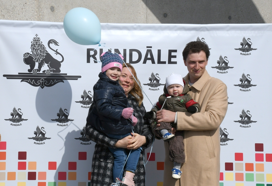 Kukutu ģimene svētku brīdī – mamma Inese kopā ar meitu Emīliju, tētis Jānis ar 2020. gadā dzimušo dēlu Viesturu.
Autors: Ivars Bogdanovs