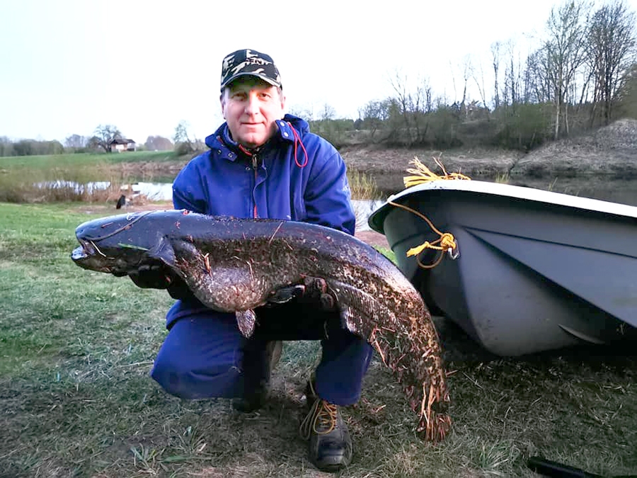Jānis Skrējāns un viņa izvilktais loms – 11,2 kg smagais sams.
Autors: no personiskā albuma.