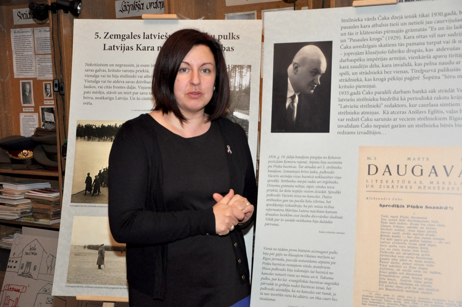 Kultūras dzīves attīstībā diskusijas dalībnieki akcentēja arī vietējo novadpētniecības centru un krātuvju lomu. Attēlā – Vecumnieku pagasta novadpētniecības centra krājumu glabātāja Rita Kovala pie vienas no agrāk centrā iekārtotajām ekspozīcijām.
Autors: no «Bauskas Dzīves» arhīva.