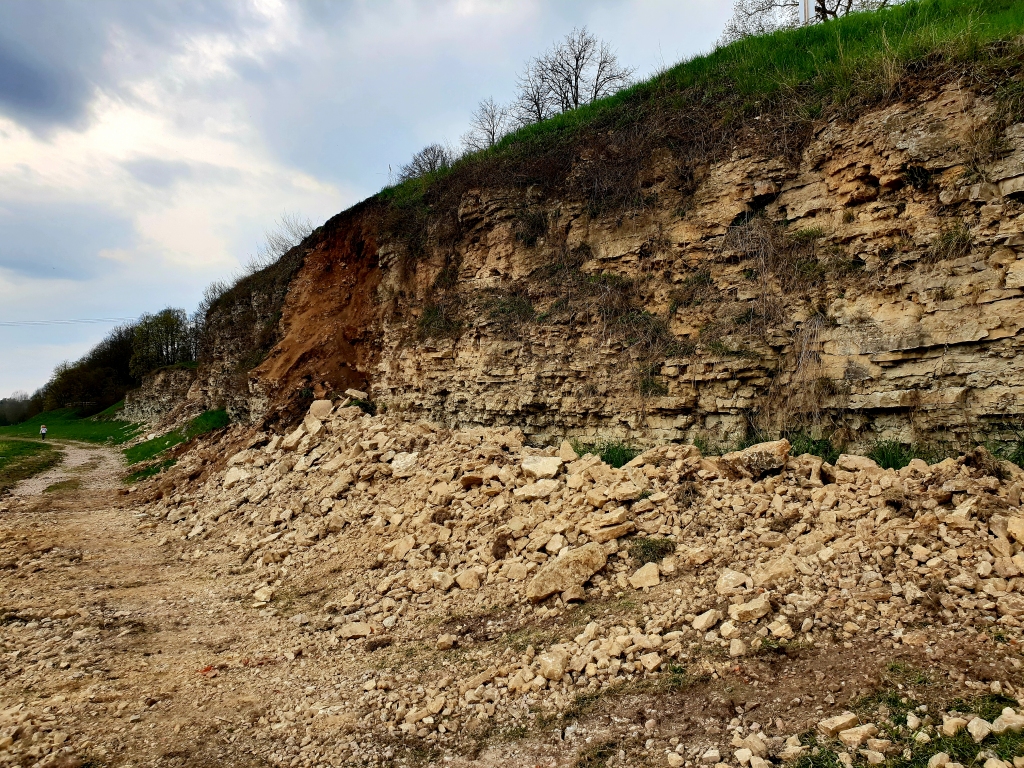 Nogāze ir nobrucināta. Ieži nekur netika aizvesti, bet atbilstoši Dabas aizsardzības pārvaldes norādījumiem izlīdzināti gar klinti kā dabiska nobrukuma imitācija.
Autors: www.bauskasdzive.lv