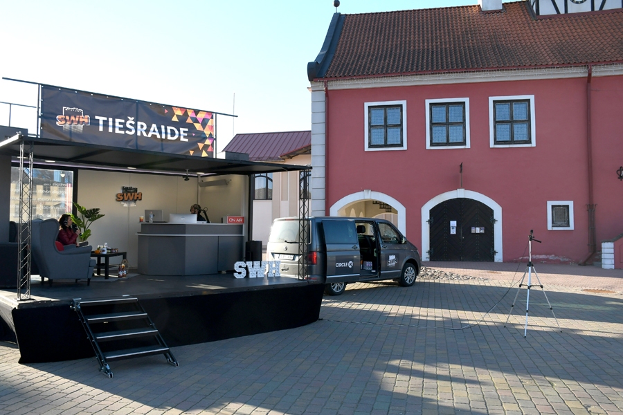 10. maija rītā «Radio SWH» jeb tautā dēvētā «Oranžā rādžiņa» mobilā studija piestājusi Bauskā, lai svinētu savu 28 gadu dzimšanas dienu kopā ar baušķeniekiem un topošā  Bauskas lielnovada iedzīvotājiem.
Autors: Ivars Bogdanovs