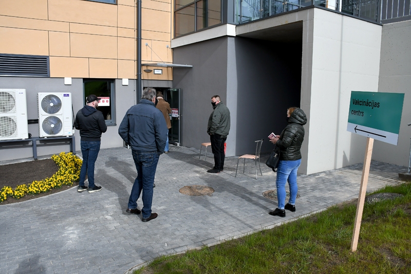 Vakcinācija paredzēta pieaugušajiem – sākot no 18 gadu vecuma. Iedzīvotāji īpaši tiek lūgti ievērot arī epidemioloģiskās drošības prasības: divu metru distanci un lietot deguna un mutes aizsegus.
Autors: Ivars Bogdanovs