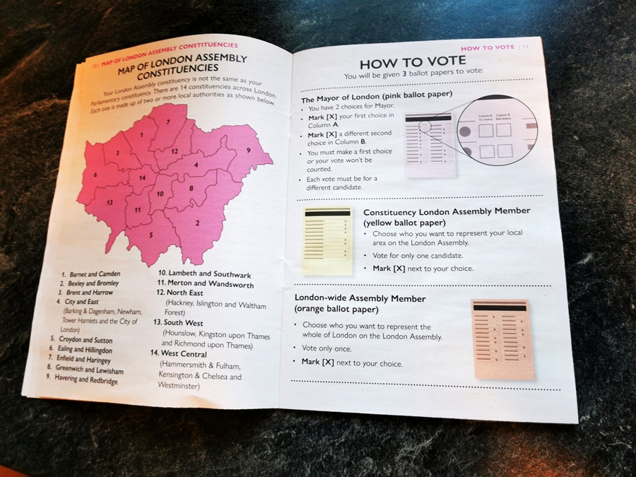 Lielbritānijā Londonas mēra vēlēšanās pašvaldība sagatavoja bukletu ar informāciju par vēlēšanu norisi un nelielu visu kandidātu reklāmu, izplatot šo bukletu visās pastkastītēs.
Autors: no D. Viļuma albuma.