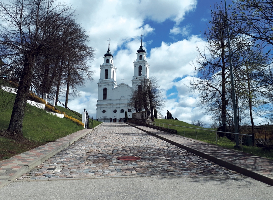 Ludzas Jaunavas Marijas debesīs uzņemšanas Romas katoļu baznīca iesākta būvēt 1939. gadā, bet pabeigta tikai 90. gados pēc Latvijas valsts neatkarības atgūšanas.
Autors: no ceļotāju personiskā arhīva.
