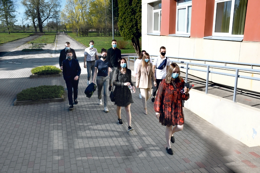 Pilsrundāles vidusskolas 12. klases skolēni ierodas uz pirmo eksāmenu – angļu valodā. Otrdien un trešdien angļu valodas eksāmenu kārtoja 12 audzēkņu. Savukārt trīs jaunieši izvēlējušies krievu valodu kā svešvalodu un šajā priekšmetā kārto eksāmenu vakar un šodien.
Autors: Ivars Bogdanovs