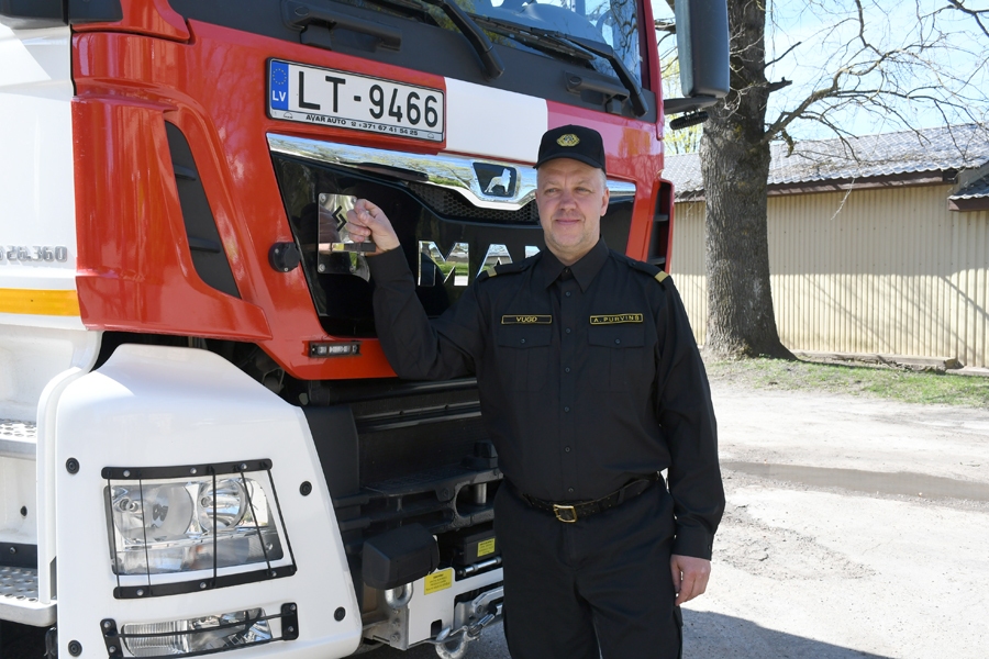 Andris Purviņš, VUGD Iecavas posteņa vada komandiera vietnieks pie auto depo pagalmā.
Autors: Ivars Bogdanovs