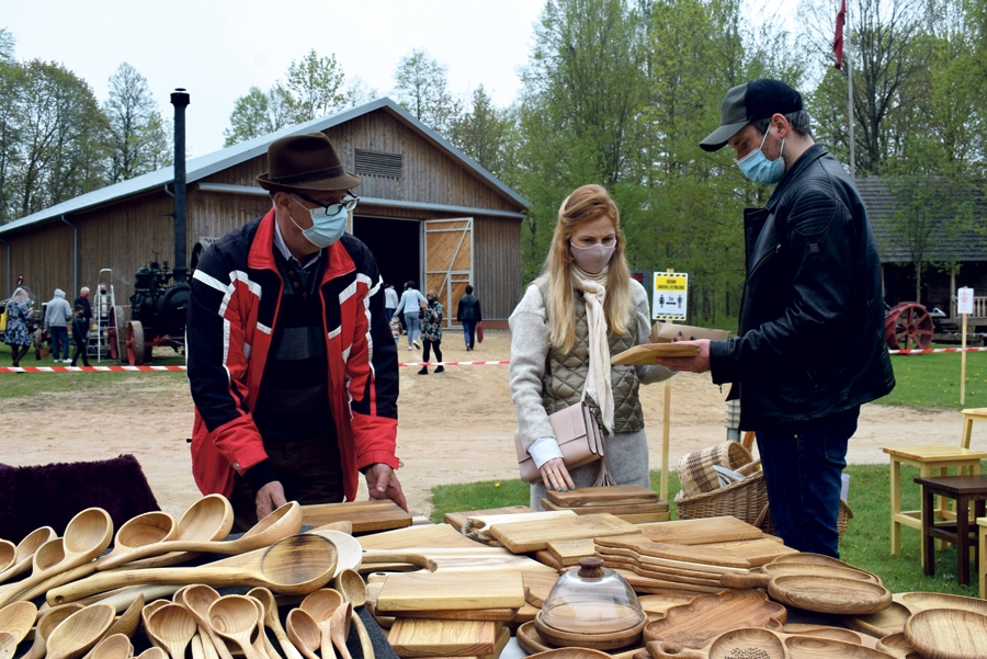 Koka lietu darbnīcas amatnieka Roberta Leitāna (no kreisās) darinājumiem bija liela piekrišana.
Autors: Žanna Zālīte