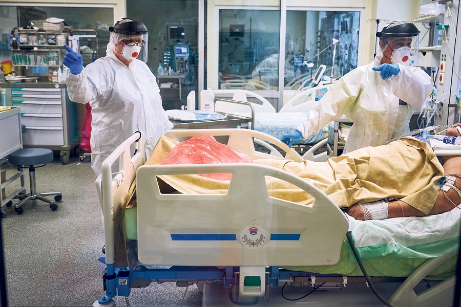 Paula Stradiņa Klīniskajā universitātes slimnīcā pirms 80. karantīnas nodaļas reorganizācijas mediķi diendienā sastapās ar «Covid-19» 
realitāti.
Autors: Valsts kanceleja, Gatis Rozenfelds