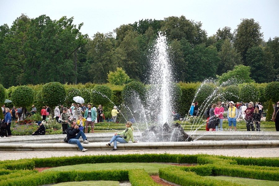 Rundāles pils dārza svētki pirmoreiz notika 2007. gadā, kad godināti talcinieki un izteikta pateicība visiem, kuri palīdzējuši kopt un veidot dārzu. Vienvasar svētki bija veltīti strūklakas atklāšanai.
Autors: Foto no «Bauskas Dzīves» arhīva.