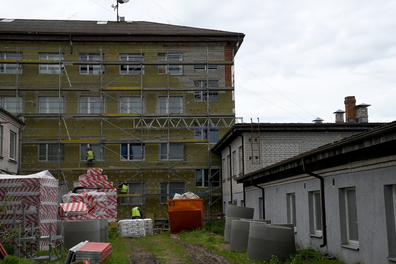 Valsts policijas (VP) Zemgales reģiona pārvaldes Bauskas iecirkņa divās ēkās Zaļajā ielā 12 Bauskā pilnā sparā rit energoefektivitātes paaugstināšanas būvdarbi.
Autors: Ivars Bogdanovs