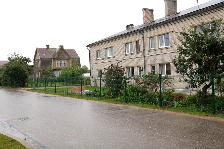 Par labāko projektu pagājušajā  gadā tika atzīts darba grupas «Dzirnavu iela 2a» projekts «Žogs – mājas teritorijas vizītkarte». Attēlos – žogs pirms un pēc nomaiņas.
Autors: no Iecavas novada pašvaldības arhīva.