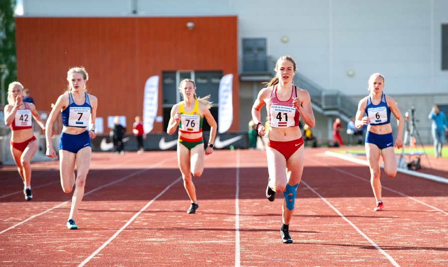 Anna Gabriela Hofmane (41. numurs) izcīnīja otro vietu septiņcīņā un Arta Marija Dreimane (42. numurs) bija trešā.  Foto –
Autors: Marko Mumms/EKJL, athletics.lv.