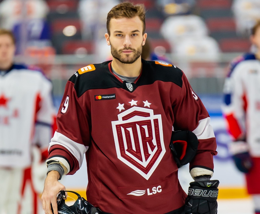 Jānis Jaks šogad Rīgā notiekošajā Pasaules čempionātā hokejā ir Latvijas izlases sastāvā.
Autors: no «Dinamo Rīga» albuma.