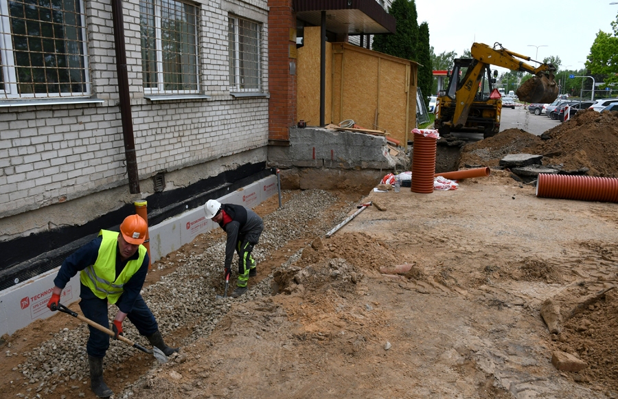 Policijas Bauskas iecirkņa ēku remontdarbos strādājošie rīdzinieki Rihards Mundiciems un Igors Prodcenko ik dienu mēro ceļu uz Bausku.
Autors: Ivars Bogdanovs