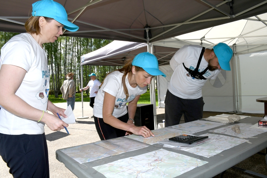Politiskā partija «KPV LV» cenšas pēc iespējas ātrāk atrast koda skaitļus, lai atbrīvotu komandas biedru Aleksandru Novicki, kuru tikmēr intervē «Bauskas Dzīves» žurnālists.
Autors: Ivars Bogdanovs