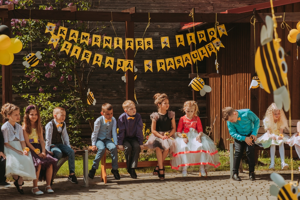 Kamenīšu grupas bērni savā pirmsskolas izglītības iestādes „Pasaulīte” izlaidumā.
Autors: GINTA LAUPA