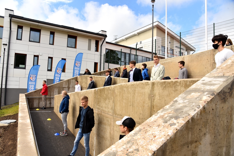 Bauskas novada Bērnu un jaunatnes sporta skolas sporta laureāta balvu saņēmēji, ievērojot «Covid-19» ierobežošanas prasības, izkārtojās atstatus cits no cita jaunās sporta halles terasē.
Autors: Uldis Varnevičs