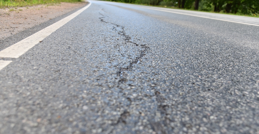 Elejas ielas segums jau saplaisājis, lai arī garantijas laiks beigsies 5. jūlijā.
Autors: Uldis Varnevičs