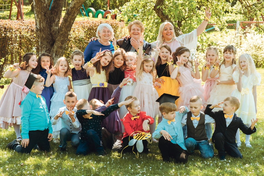 «Kamenīšu» grupas bērni savā pirmsskolas izglītības iestādes «Pasaulīte» izlaidumā kopā ar audzinātājām Ilzi Vaičekoni (no labās pēdējā rindā) un Daigu Kirilko, kā arī auklīti Irinu Vaišvilu.
Autors: Ginta Laupa