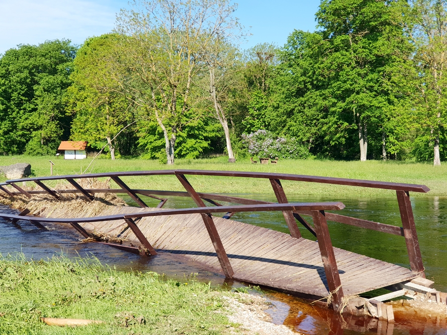 Bojātais tiltiņš, kas ved uz Ķirbaksalu, tiks izcelts un salabots, tiklīdz būs nokrities ūdens līmenis upēs.
Autors: Sandra Danosa
