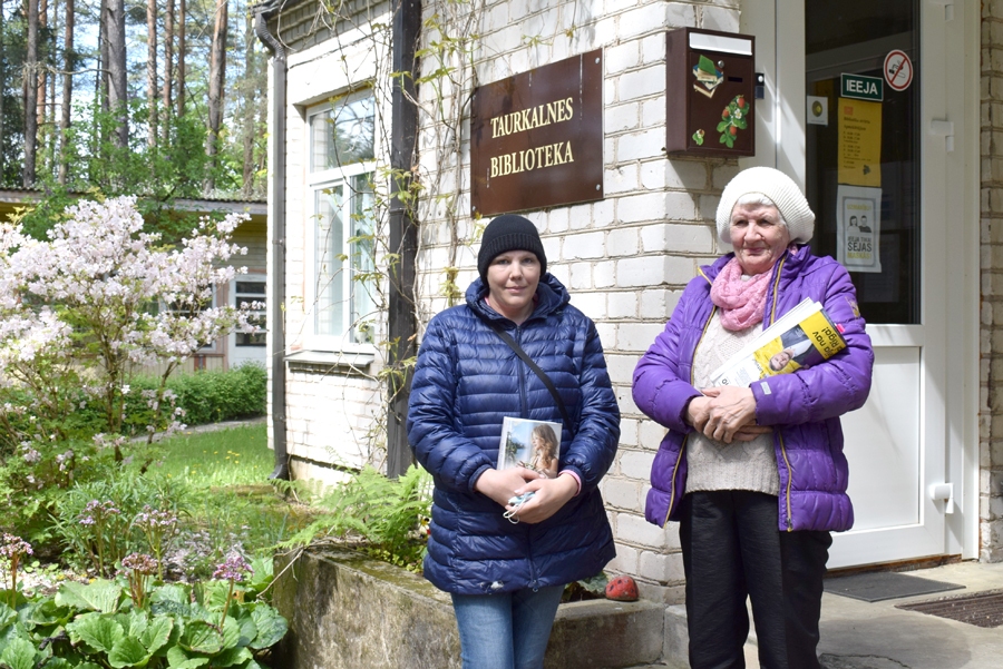 Meita un mamma – Baiba (no kreisās) un Irēna Margevičas – ir čaklas grāmatu lasītājas.
Autors: Žanna Zālīte
