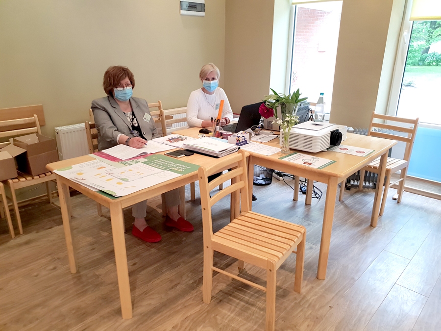 Lai justos droši un darbs neaizķertos, pirmdien visi komisijas locekļi bija iecirkņos. Tika pārrunāta instrukcija, pēc tam paredzēts strādāt pēc grafika. Attēlā – Brunavas vēlēšanu iecirkņa komisijas priekšsēdētāja Sarmīte Ļekūne (no kreisās) un sekretāre Agrita Ozola.
Autors: Sandra Danosa