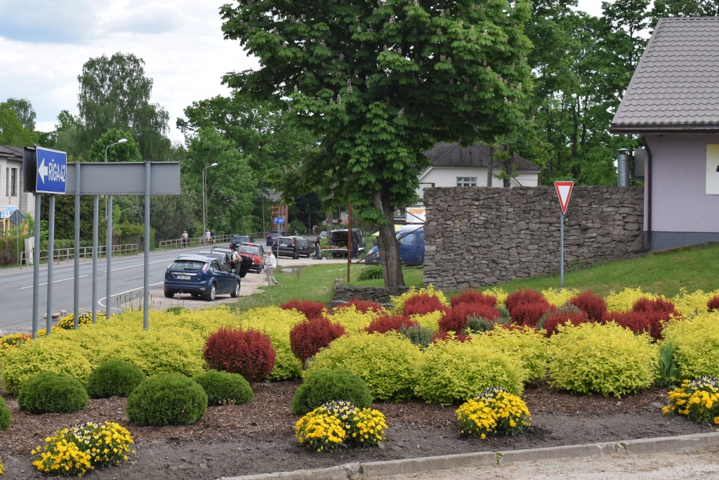 Vecumnieku centrā uzmanību piesaista pašvaldības darbinieku iekoptā dobe, kas šogad ir īpaši krāšņa. Skaistas ainavas novada darbīgākie ļaudis veidojuši arī savos īpašumos.
Autors: Žanna Zālīte