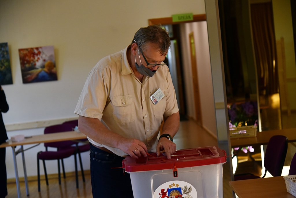 Tālrīts Krastiņš, Iecavas novada vēlēšanu komisijas priekšsēdētājs, noplombē lielo urnu.
Autors: Uldis Varnevičs