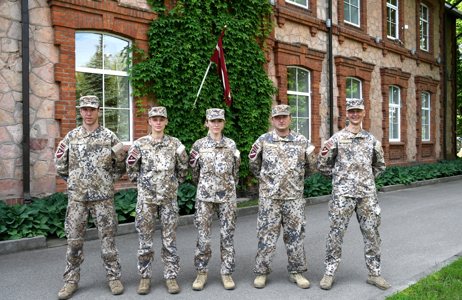 53. Bauskas bataljona zemessargi pa ceļam uz mācībām piestāja novēlēt Iecavā.
Autors: Ivars Bogdanovs