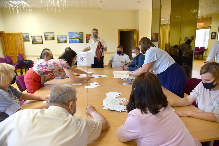 Iecavas kultūras nama vēlēšanu iecirknī sākas balsu skaitīšana.
Autors: Uldis Varnevičs