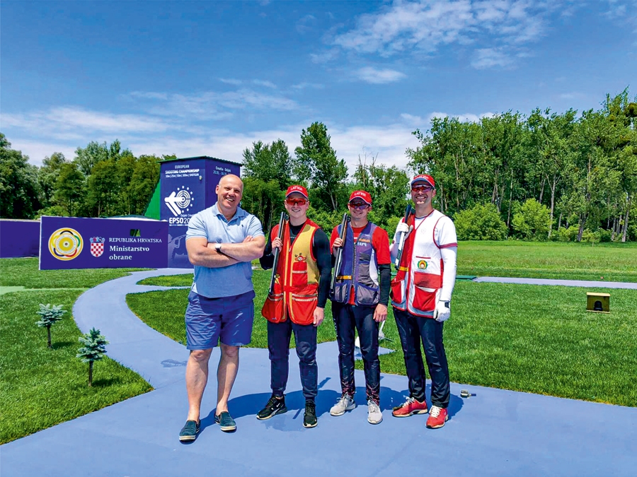 Stenda šāvēji Dainis Upelnieks (no labās), Kaspars Avens, Emīls Starodubcevs un Latvijas Šaušanas federācijas prezidents Raimonds Bergmanis. Foto
Autors: no E. Starodubceva albuma.