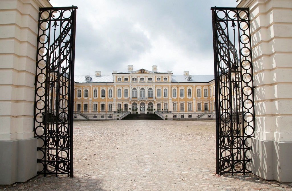 Ceturtdien, 3. jūnijā, durvis apmeklētājiem vēris arī Rundāles pils muzejs.
Autors: Publicitātes foto.